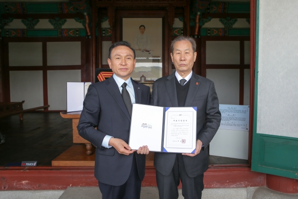 1일 천안시 병천면 유관순 열사 사적지에서 열린 3.1운동 100주년 기념 아우내 독립만세운동 순국자 추모제에서 구본영 천안시장(왼쪽)이 유 열사의 조카 유장부 씨(오른쪽)로부터 유관순 열사에게 추서된 건국훈장 대한민국장을 기증받아 자료 기증 증서를 전달하고 있다.