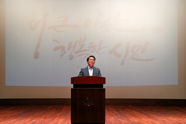 아산시 공직자들에게 인사하는 오세현 아산시장