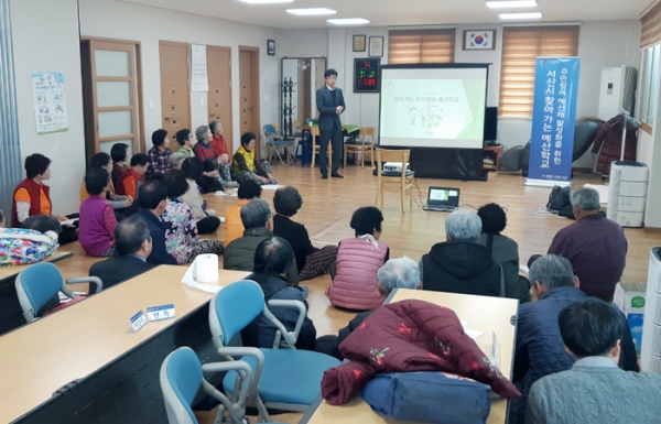 지난 1일 부석면 대두1리 마을회관에서 실시된 찾아가는 주민참여 예산학교 모습