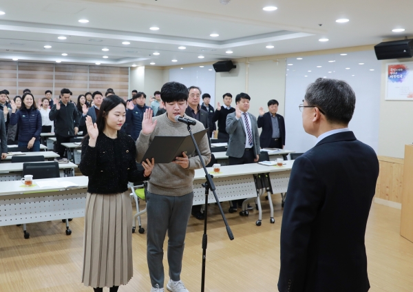 윤영균(맨 우측) 한국산림복지진흥원장이 2일 대전 둔산동 본원 대회의실에서 열린안전헌장 선포식에서 직원 대표로부터 선서를 받고 있다
