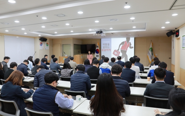 (사진)안전헌장 선포식 2= 한국산림복지진흥원 임직원들이 2일 대전 둔산동 본원 대회의실에서 안전헌장 선포식을 가진 후 '응급처치의 이해 및 응급처치법 실습'전문가 교육을 듣고 있다.