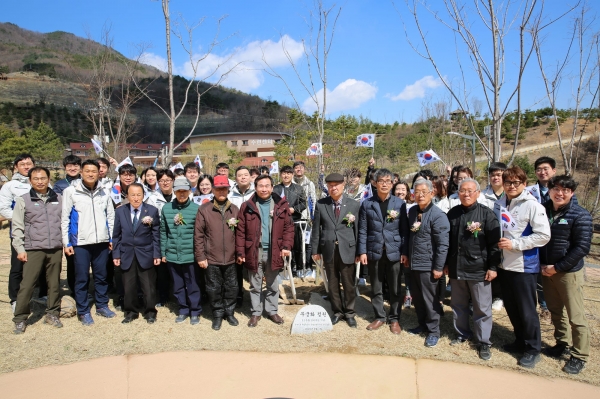 고도원(앞줄 좌측 여섯 번째) 국립산림치유원장이 2일 경북 영주 봉현면 국립산림치유원에서 열린 ‘제74회 식목일 기념 독립유공자 초청 무궁화 심기 행사’에서 광복회 경상북도지부 회원들과 기념촬영