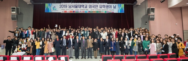 참석자들이 단체 사진을 촬영하고 있다.