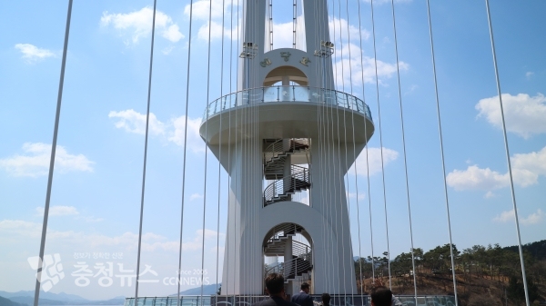 예당호 출렁다리 전망대