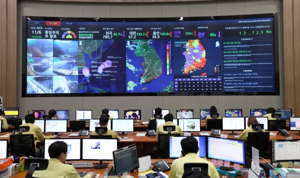 나주 본사 재난안전종합상황실에서 농업생산기반시설 현황을 모니터링하고 있다.
