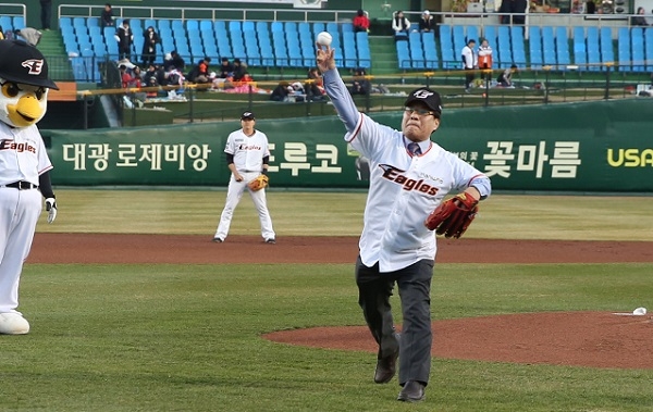 시구하는 이덕훈 한남대 총장