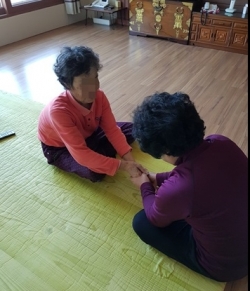 청양군 노인돌봄종합서비스 추진- 한 홀몸노인(왼쪽)이 청양지역자활센터 소속 돌보미로부터 손마사지를 받는 모습