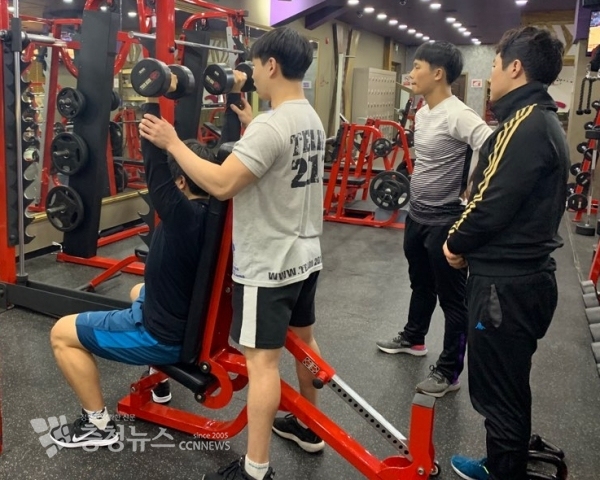 전문 트레이너들과 함께 1:1 개인레슨 및 퍼스널 트레이닝에 대해 실습