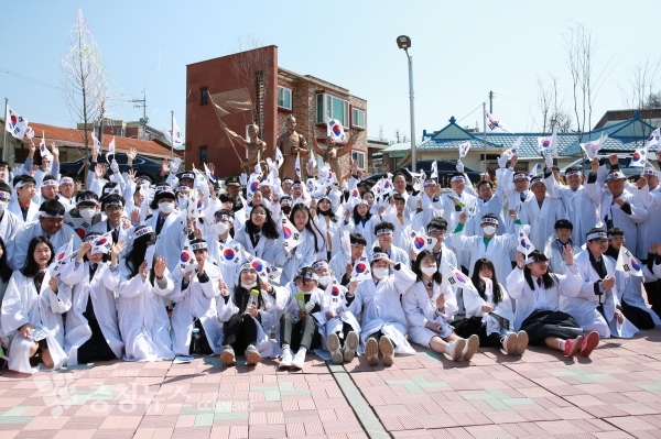 선장면 4.4만세운동 기념공원에서 참여한 시민들과 그날의 함성을 기억하며 대한독립만세를 부르고 있다.