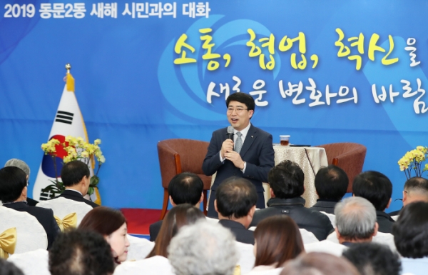 맹정호 서산시장이 지난 2월 동문2동 시민과의 대화에서 터미널 관련 입장을 밝히고 있다.