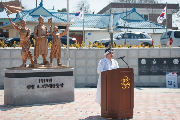 44아산독립만세운동 동상제막식에서 인사말하는 오 시장