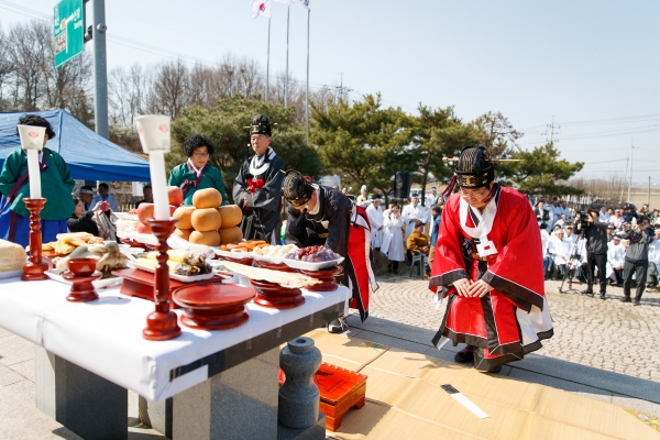 44아산독립만세운동 추모제에서 절하고 있는 오세현 시장
