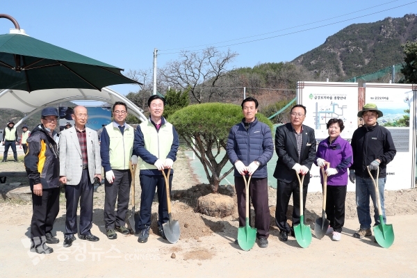 김상균 이사장(왼쪽 4번째)과 공단 임직원 및 마을주민들이 개복숭아나무 심기를 위해 준비 중이다.