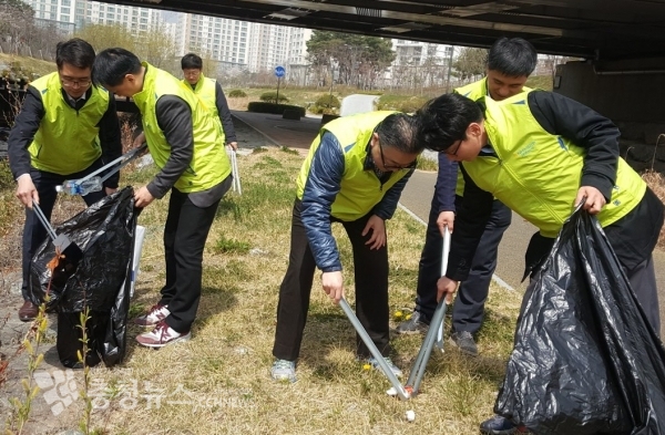 농협은행 충청심사센터, 생활쓰레기 수거하며 환경보호 캠페인
