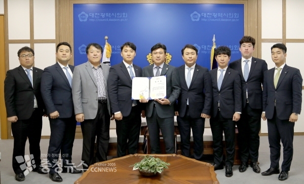 (맨 왼쪽에서 네 번째 대전둔산청년회의소 회장 윤석중, 다섯 번째 대전시의회 의장 김종천)