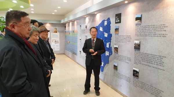 개관식 행사에서 추진위원회 천경석 기획위원장이 아산 3.1운동의 역사에 대해 설명하고 있다.