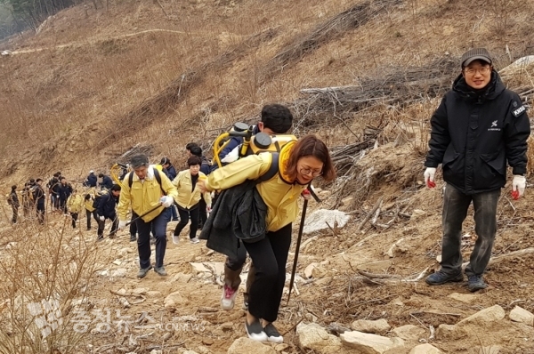 물나르는 아산시의회 의원들