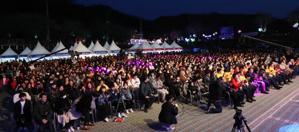 많은 관객들이 라이브 공연을 즐기는 모습