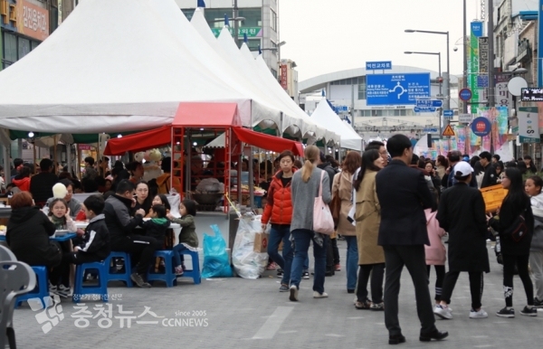 축제장을 찾은 시민들