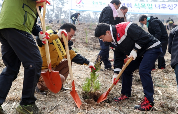 제74회 식목일 나무심기 행사에 참여하고 있는 맹정호 서산시장