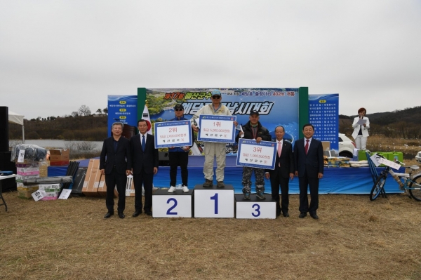 예산군, 제17회 예산군수배 예당전국낚시대회 시상 모습