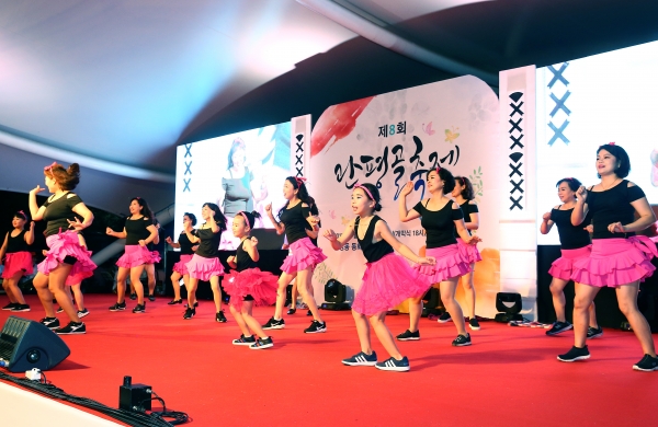 지난해 9월 관평동 마을축제에서 엄마와 딸들이 함께 공연을 펼치고 있다