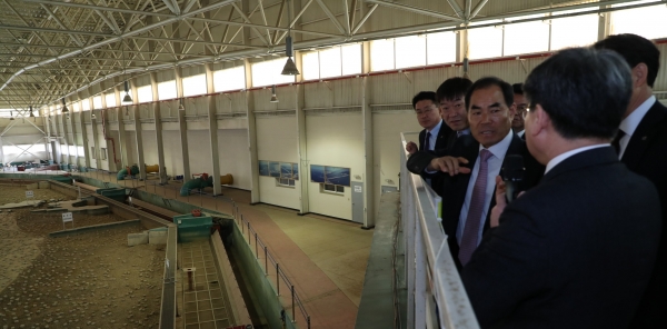 국제융합수리시험센터에서 김인식 사장(오른쪽에서 2번째).