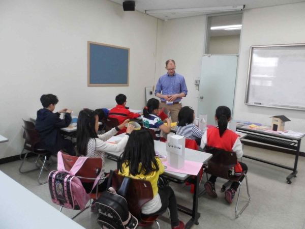 원어민이 주말영어 방과후 수업에서 학생들을 가르치는 모습