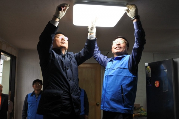 LED 전등을 달고 있는 설동승 시설관리공단 이사장(오른쪽)과 장종태 서구청장(왼쪽)