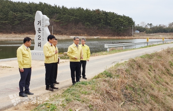 김현경 부시장과 관계공무원들이 기은저수지를 점검하고 있다.