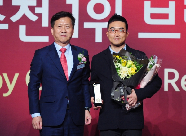 9일 오전 서울 더 플라자 호텔 그랜드볼룸에서 열린 ‘2019 소비자추천 1위 브랜드 대상’에서 ㈜골프존데카 정주명 대표이사(오른쪽)가 전중옥 심사위원장(왼쪽)으로부터 골프거리측정기 부문 대상 수상