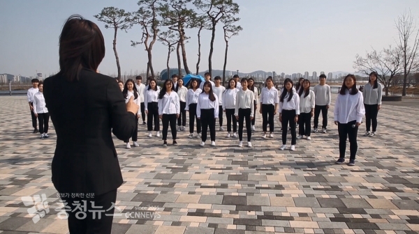 성남고 학생들이 출연한 ‘홀로아리랑’ 영상 캡쳐화면