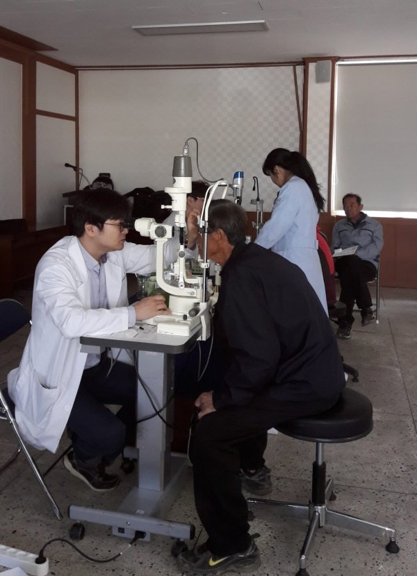 노인 개안수술진료모습