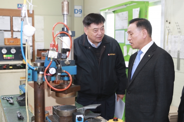 차세대 자동차부품 육성지원 현장방문을 실시 중인 구본영 천안시장