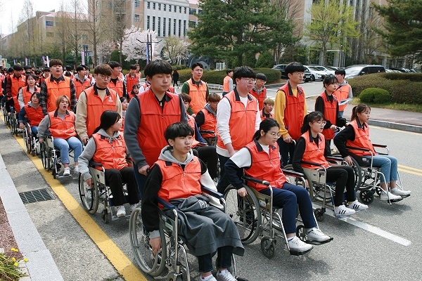학생들이 장애 인식 개선 캠페인의 일환으로 장애체험 가두행진을 하고 있다.