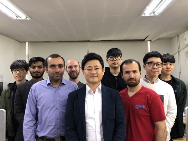 중앙대학교 노종석 교수(사진 중앙)의 전기에너지 응용연구실 구성원
