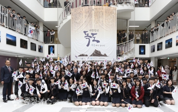 새롬고 학생들과 유은혜 장관, 최교진 교육감 등 관계자 단체사진