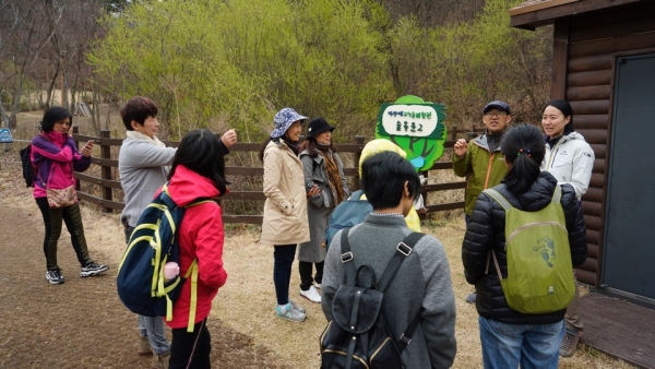 이혜영(맨 우측) 한국산림복지진흥원 유아숲교육팀장이 12일 세종시 원수산 파랑새유아숲체험원에서 한국의 유아숲교육을 이해하고 경험을 전수받고자 방문한 중국생태교육연수단에게 설명을 하고 있다
