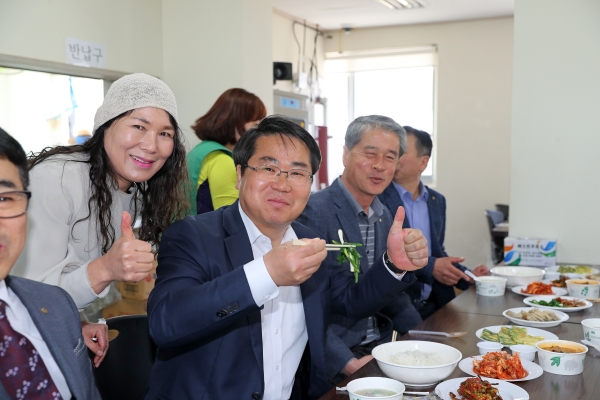 “어느 음식에나 잘 어울리는 맛나는 도고쪽파”라며 엄지손가락을 치켜든 내빈들과 오세현 아산시장