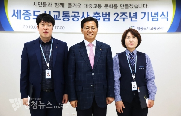 우수직원 수상자와 함께