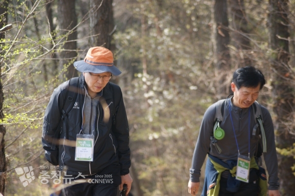 김덕규 대덕사랑 산악회 회장(좌)​