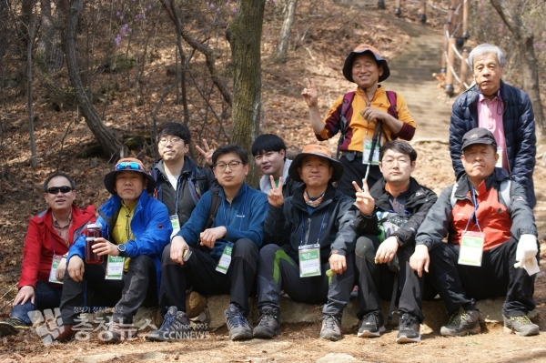 앞줄 우측으로부터 이진선.나원택.노태승.이동일.이정태 회원 등​