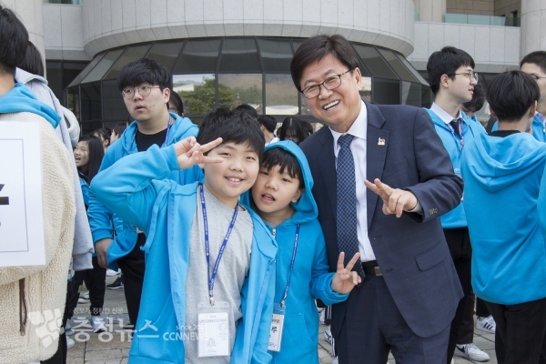 최교진 세종시교육감이 행사에 참여한 학생들과 기념촬영을 하고 있다.