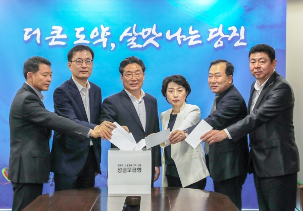 강원도 산불피해 돕기 당진시청 공무원 성금 기탁(사진 왼쪽에서 세번째 김홍장 시장)