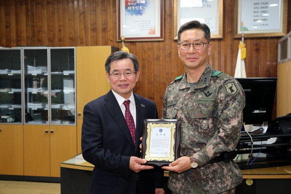 제32보병사단장으로부터 감사패 받아(왼쪽 노박래 서천군수, 오른쪽 김태일 제32보병사단장).