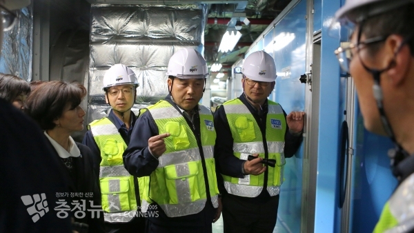 16일 국민안전의 날, 공사 김인술 기술이사가 유관기관과 합동으로 환기실 시설물을 점검하고 있다.