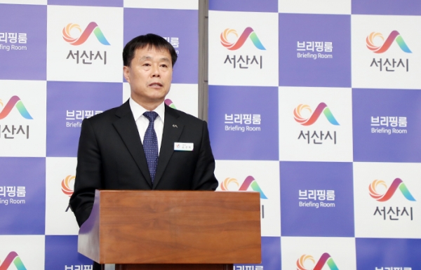 김선학 교통과장이 공영주차장 조성과 폭염대비 그늘막 설치 확대 계획을 밝히고 있다.