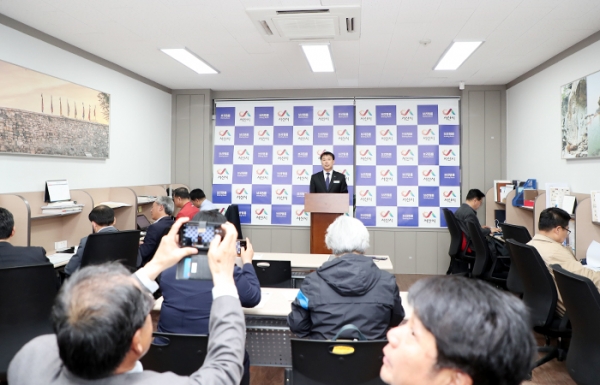 김선학 교통과장, 공영주차장 조성과 폭염대비 그늘막 설치 확대등 브리핑 모습