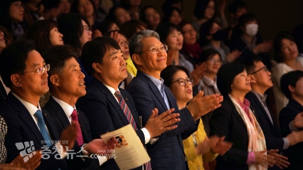 인병택 대표이사, 김혜옥 사무처장 등 관객들