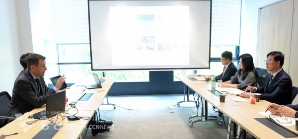 프랑스 파리에 위치한 I사 본사서 투자유치 상담